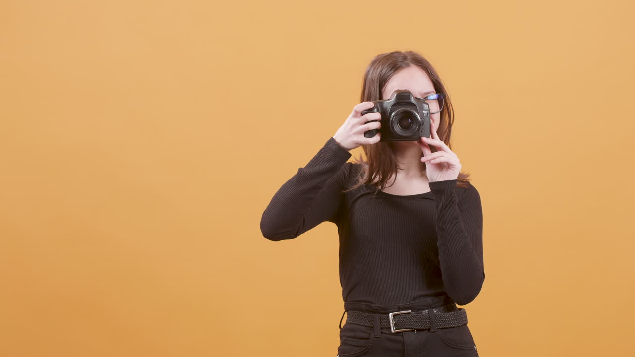 카메라를 가진 젊은 여자