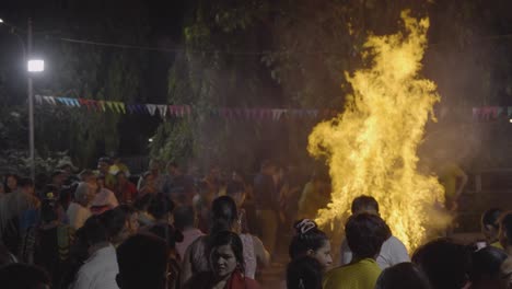 Menschen-Feiern-Das-Hinduistische-Holi-Fest-Mit-Lagerfeuer-In-Mumbai,-Indien-13