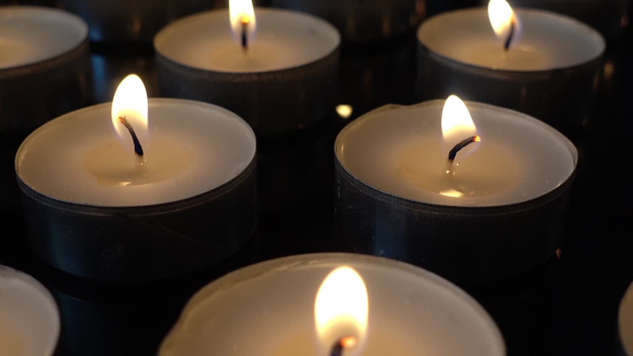 Candele su sfondo nero