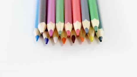 primer plano de lápices de colores dispuestos en una fila