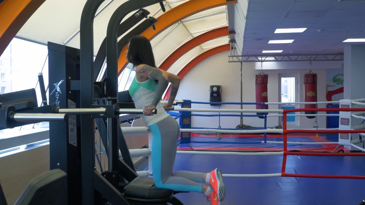 체육관 장비 를 사용 하는 여자