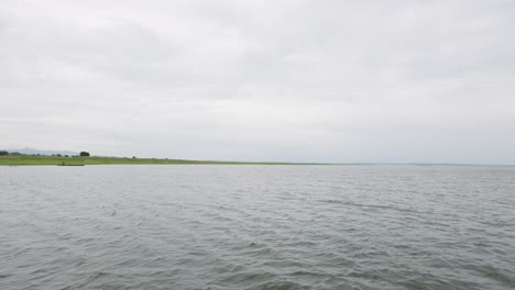 Reise-An-Einem-Bewölkten-Tag-Auf-Einem-Ruhigen-Fluss-In-Ghana