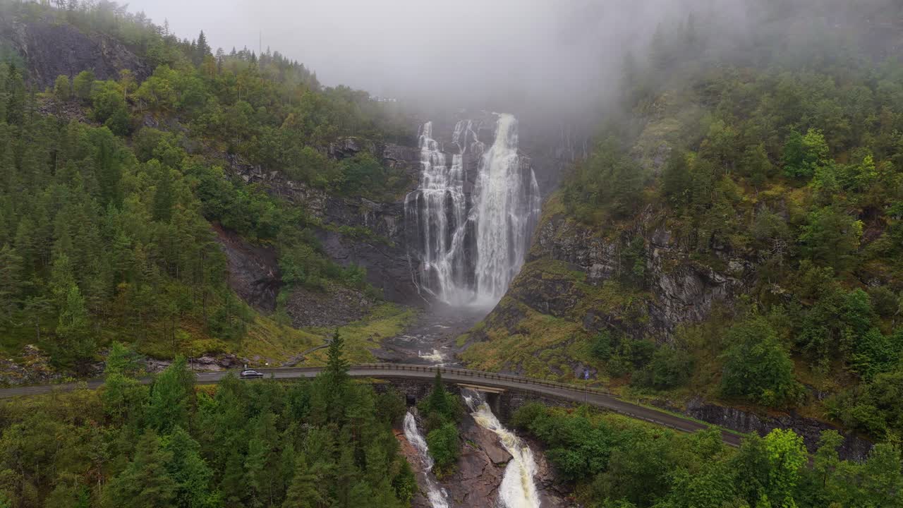 Filmato drone in una giornata uggiosa della cascata di Skjervefossen nella Norvegia occidentale.