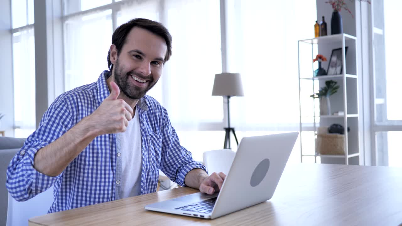 pulgares hacia arriba por hombre de barba casual en el trabajo, ambas manos,4k, de alta calidad