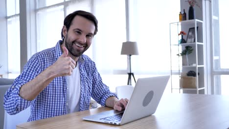 pulgares hacia arriba por hombre de barba casual en el trabajo, ambas manos,4k, de alta calidad