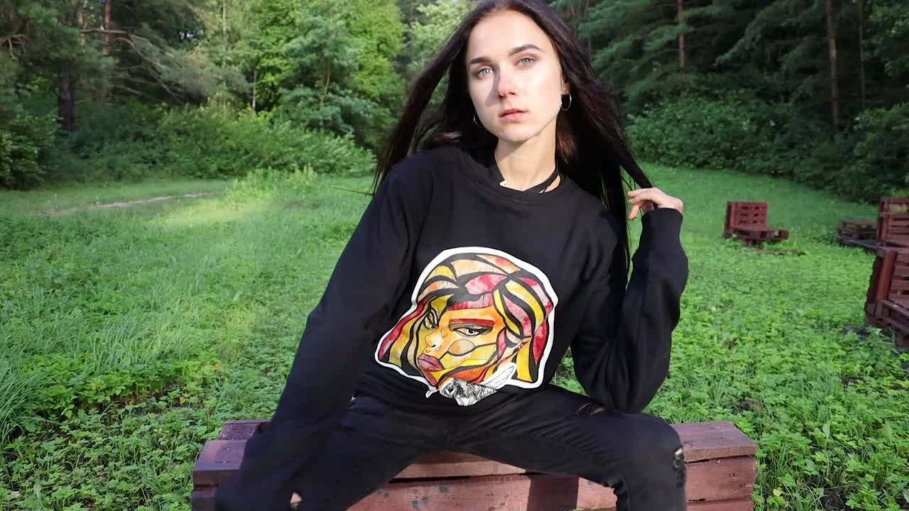 숲 속에서 포즈를 취하는 젊은 여성