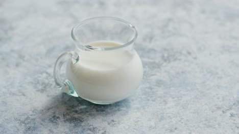 Kleiner-Sahnekrug-Mit-Milch