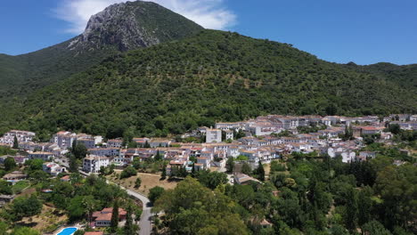 antena - pueblo de grazalema en cádiz, andalucía, españa, panorámico de tiro ancho a la derecha