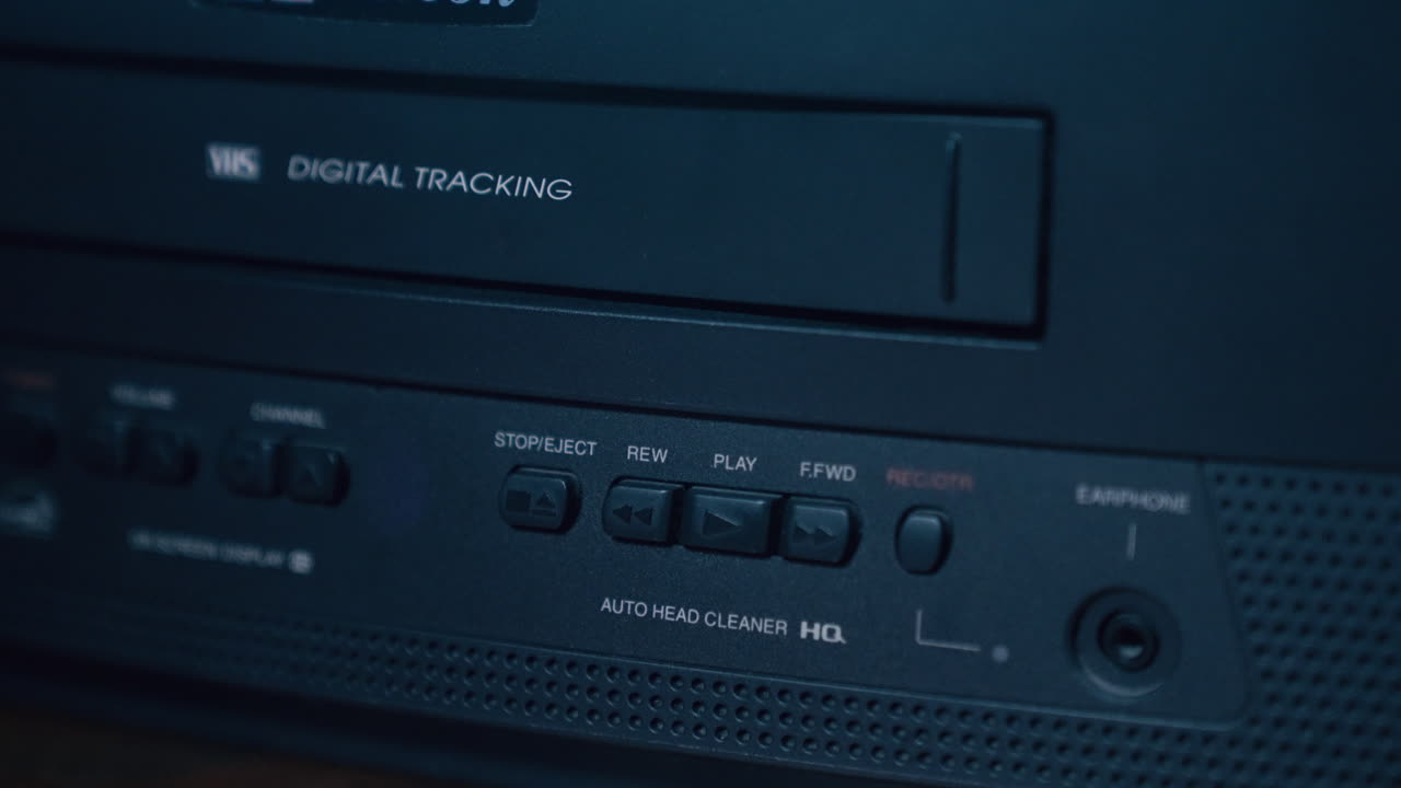 нажатие быстрого продвижения винтажного телевизора и видеокамера в темной комнате