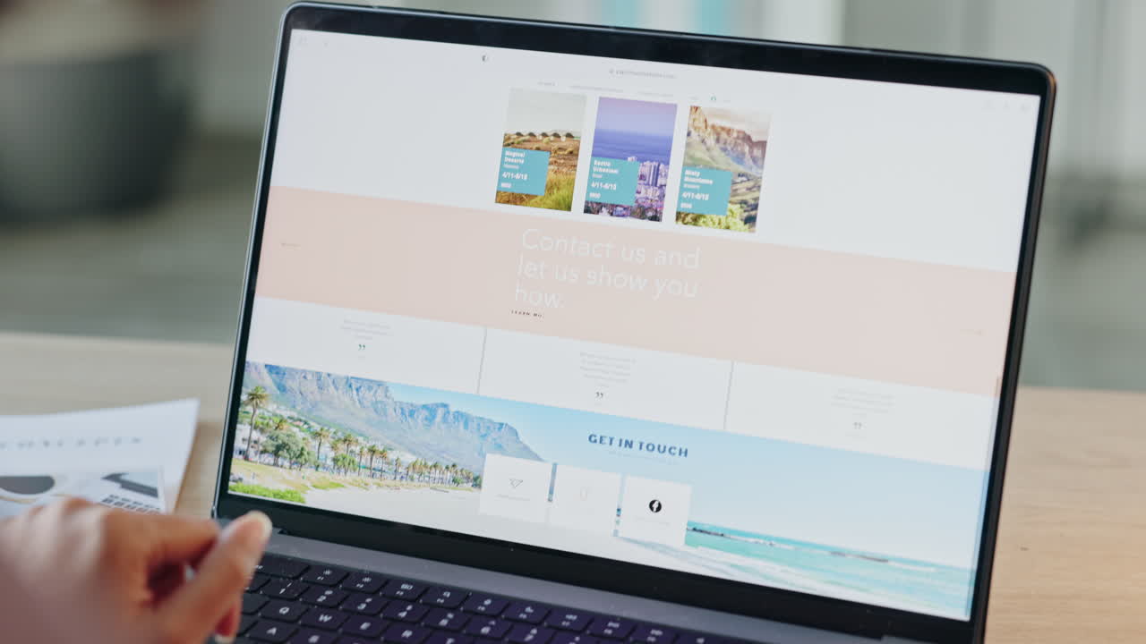 una mujer leyendo el blog de viajes de un influencer