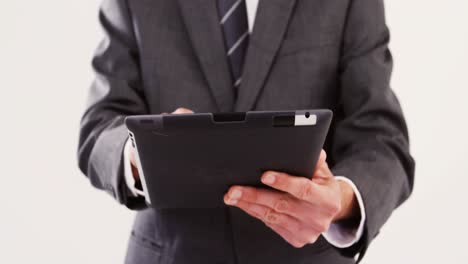sección media de un hombre de negocios usando una tableta digital