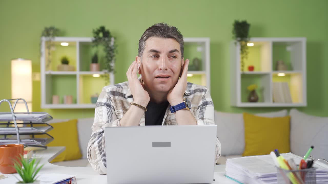 un hombre de negocios con agorafobia se está asfixiando en su casa, se contrae, no puede respirar.