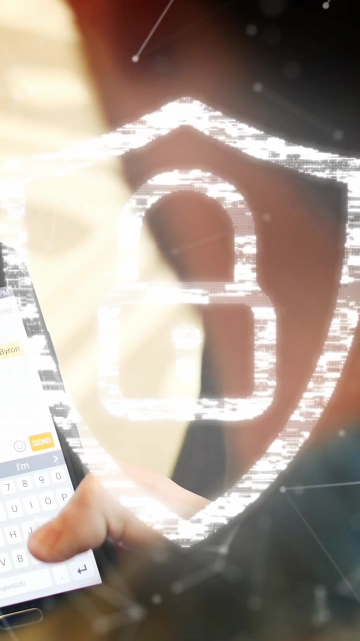 Animação de cadeado, impressão digital, pontos conectados, vista aérea de homem caucasiano usando celular