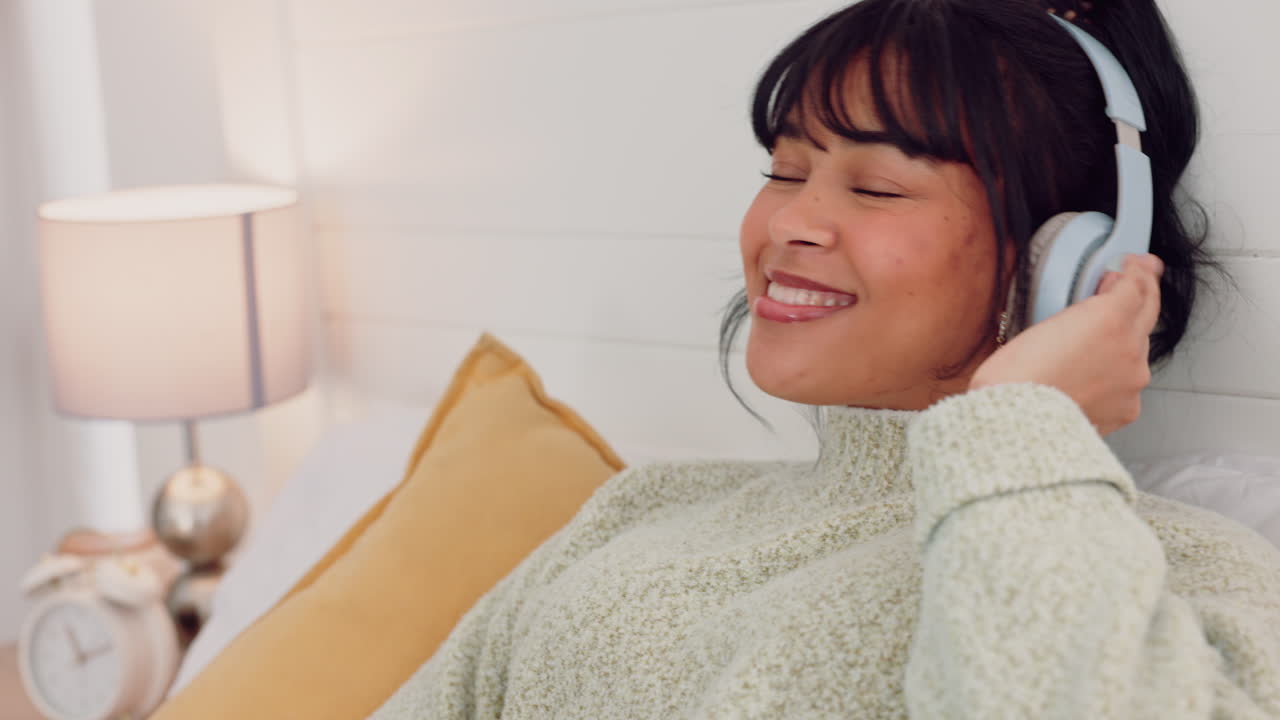 전화, 음악 및 스트리밍 여성과 함께 휴식을 취