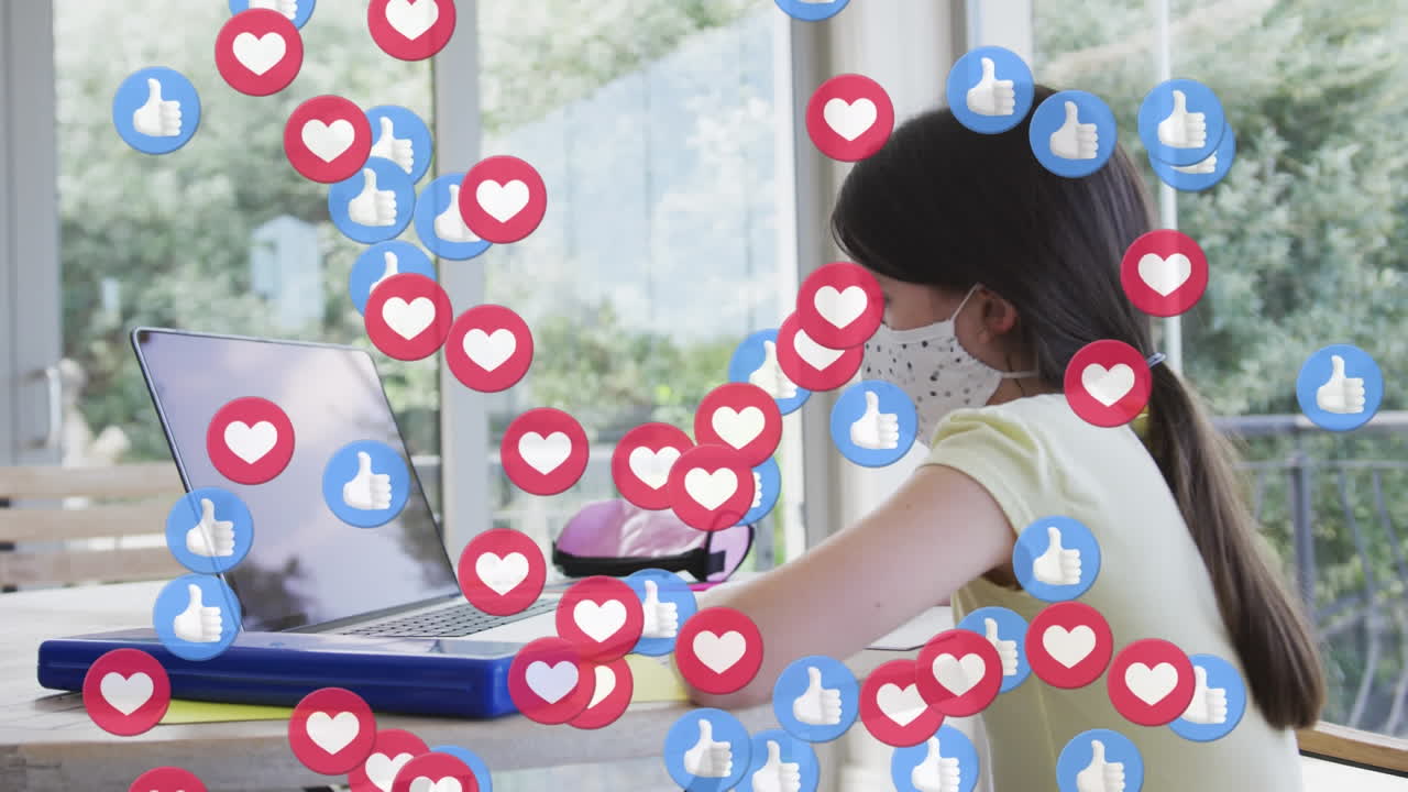 가정에서 노트북을 사용하여 얼굴 마스크를 입은 백인 소녀에 대한 디지털 좋아하고 사랑하는 아이콘의 애니메이션