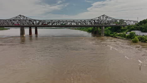 Memphis-Tennessee-Aerial-V54-Cinematic-Low-Flyover-Mississippi-River-über-Drei-Brücken,-Aufnahme-Der-Neugestaltung-Des-Tom-Lee-Parks-Am-Flussufer-Mit-Stadtansichten-–-Aufgenommen-Mit-Mavic-3-Cine-–-Mai-2022