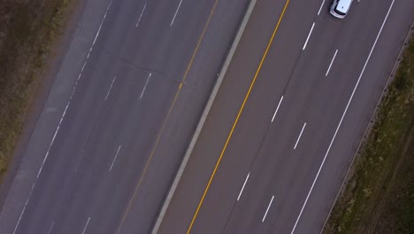 carriles de la autopista desde arriba en la noche