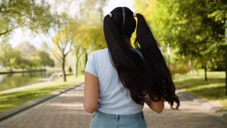 Lächelnde-Frau,-Die-Im-Park-Spaziert