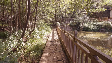 puente sobre la fuente de agua para la destilería de whisky de malta en yunnan, china