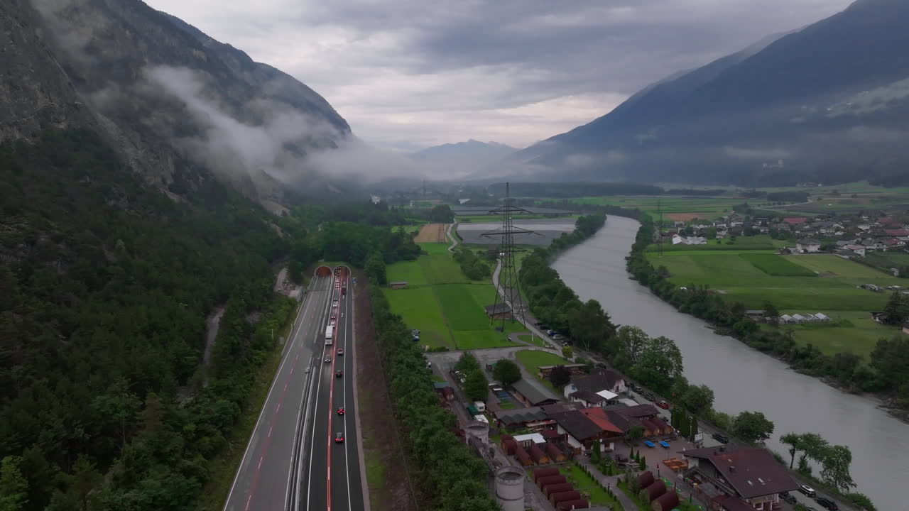 vista aérea de una carretera que serpentea a través de un valle montañoso