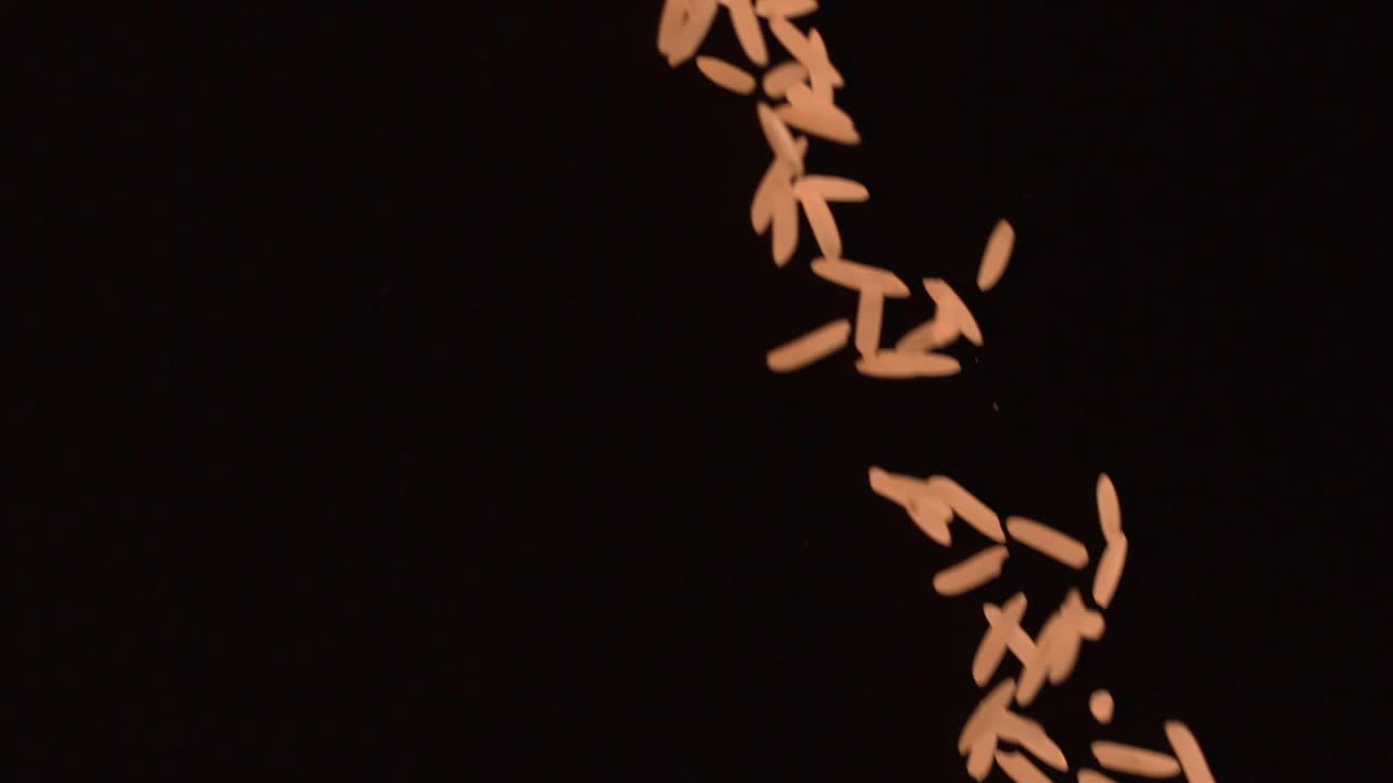 검은 바탕에  이 떨어집니다.