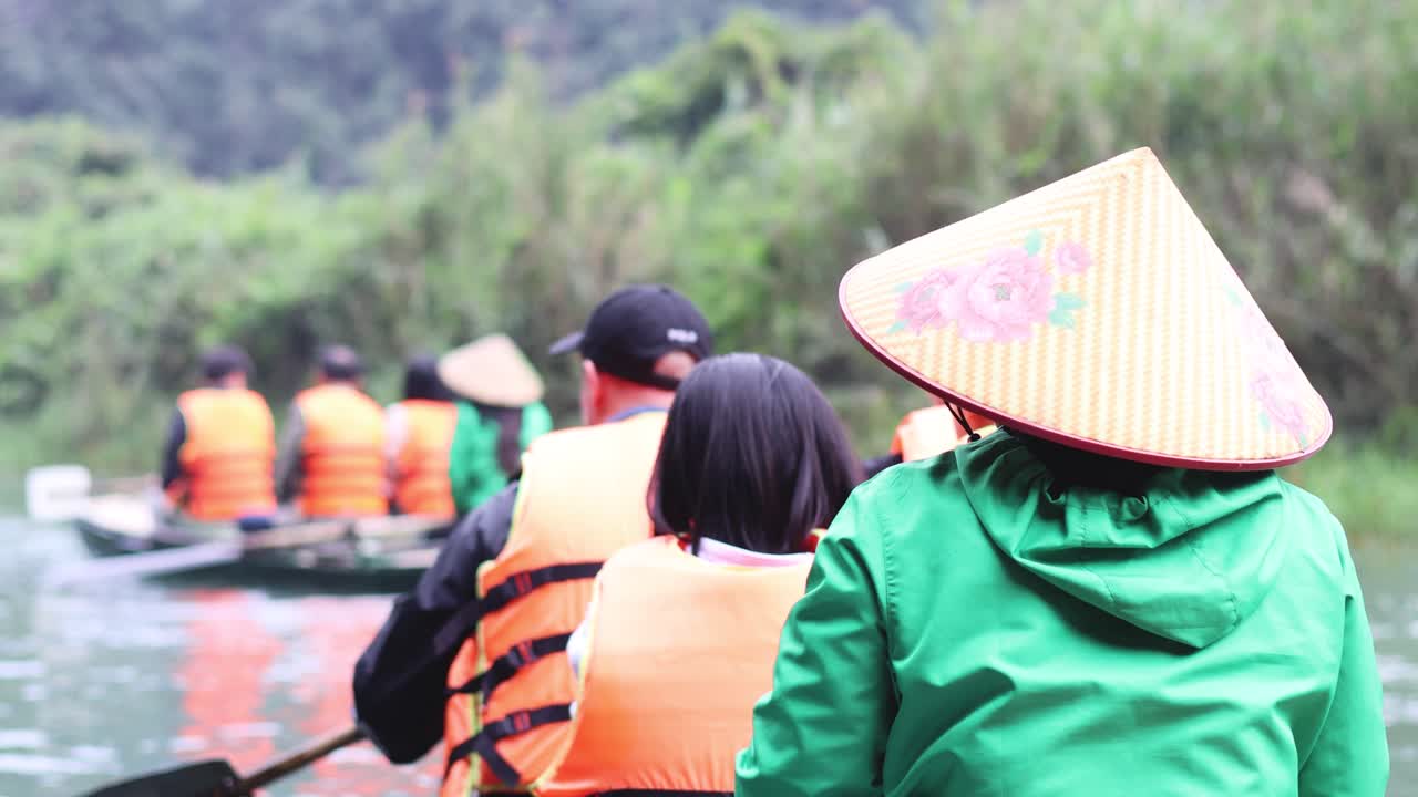 유도 된 강 여행 에서 배 를 타고 항해 하는 관광객 들