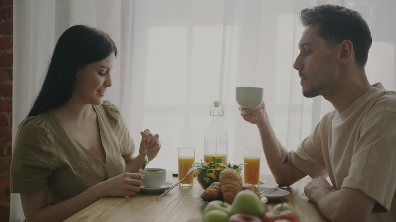 함께 아침 식사를 즐기는 부부