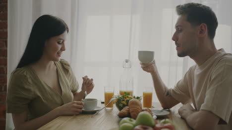 pareja disfrutando del desayuno juntos