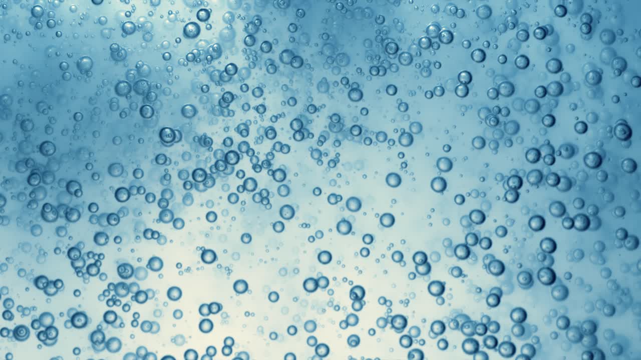 파란 물에 많은 물 거품이 가 ⁇ 게, 느린 움직임의 거품과 함께 추상적인 물 파동.