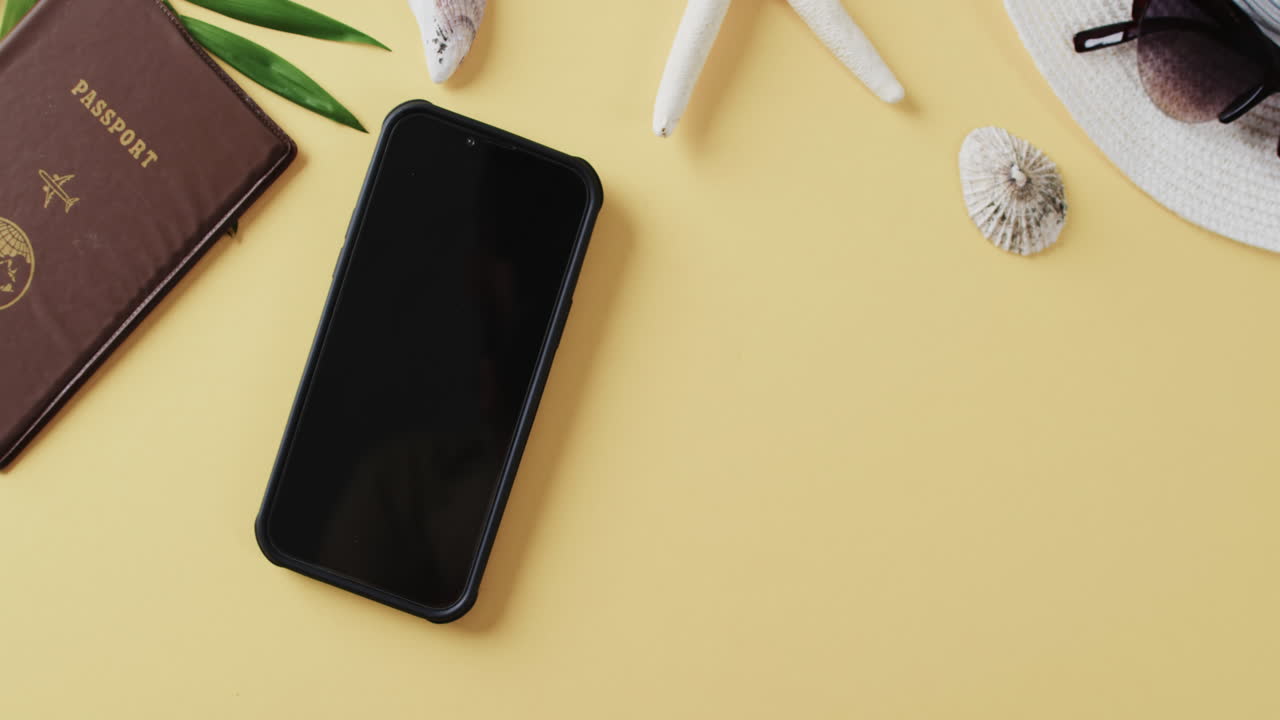 ⁇ , 여권, 스마트폰 및 선글라스의 클로즈업으로 노란색 배경에 복사 공간이 있습니다.