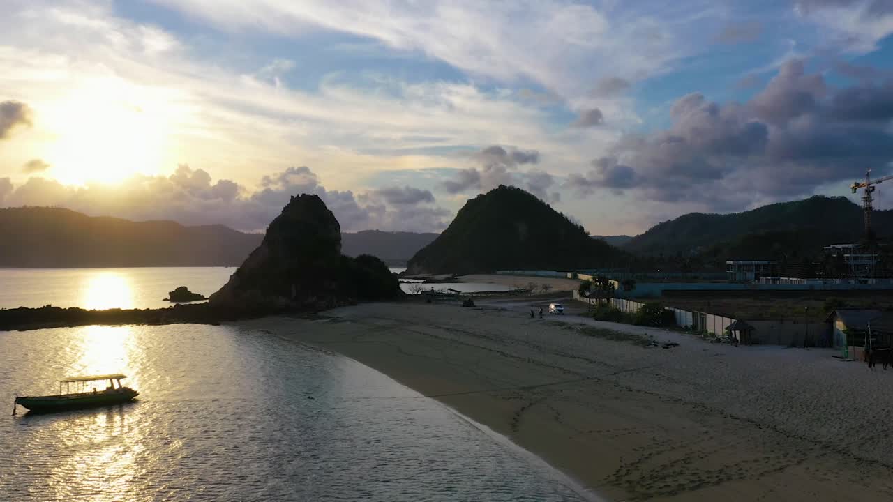 나무 의자와 선베드 또는 우산이 있는 쿠타 롬복의 아름다운 열대 해변