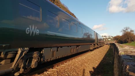 Great-Western-Railway-Train-Passing-Along-the-Promenade-Walkway-in-Teignmouth,-Devon,-UK