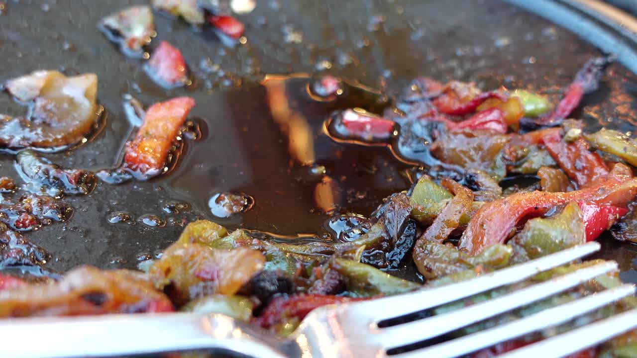 접시에 남은 그릴 채소