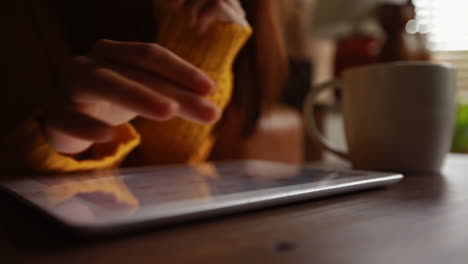 mujer usando una tableta