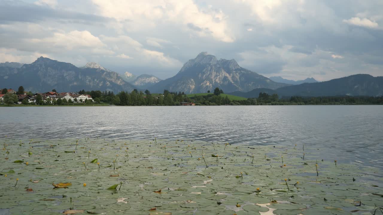 lago hopfensee cerca de fuessen con montañas en el fondo, baviera, alemania