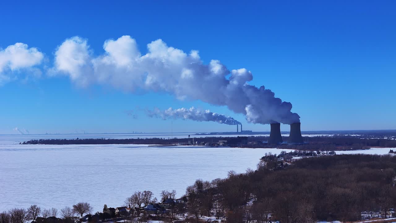 Centrale nucleare ENRICO FERMI II che rilascia vapore sul Lago Erie in inverno.
