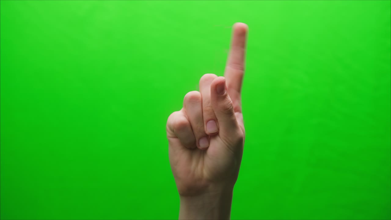 primer plano de un gesto de la mano sobre un fondo verde, disparar un gesto en el estudio, agitar el dedo a alguien, levantar un dedo amenazante