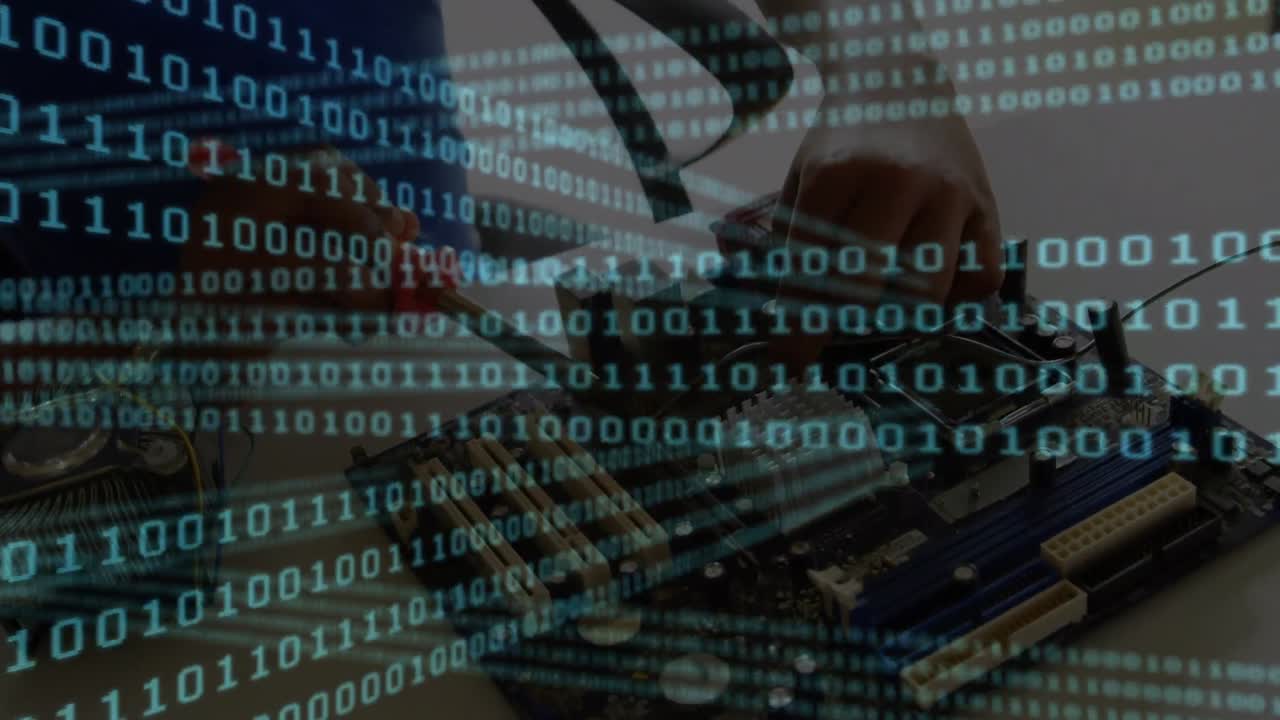 animación del procesamiento de datos sobre el hombre caucásico con placa de circuito de computadora