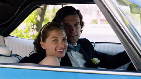 sólo una pareja casada en un coche.