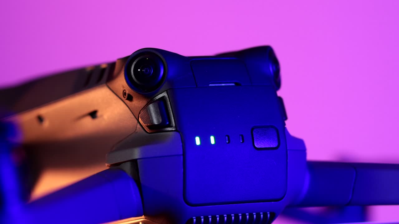 homem pressionando o botão liga/desliga de um drone, vista de perto