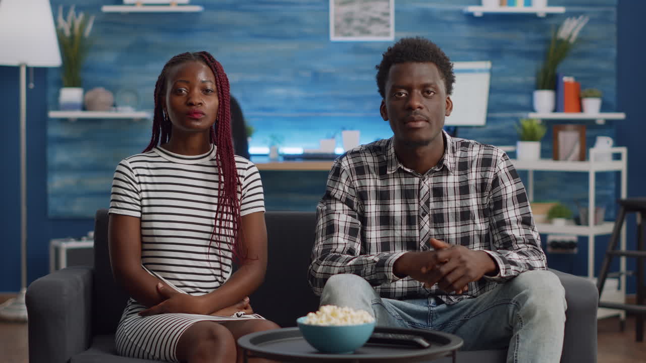 Coppia afroamericana che parla in una videochiamata