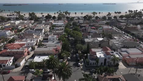 Long-Beach,-Kalifornien-–-Flug-über-Häuser-Und-Geschäfte-In-Richtung-Strand