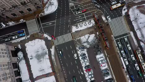 Vista-Aérea-Con-Vista-A-Los-Carros-En-Las-Calles-Nevadas-De-Varsovia,-Polonia---Rotación,-ángulo-Alto,-Tiro-Con-Drones