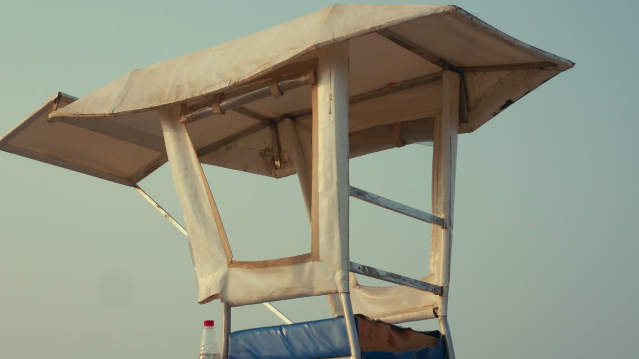 Torretta di salvataggio su una spiaggia assolata, evoca vigilanza e sicurezza