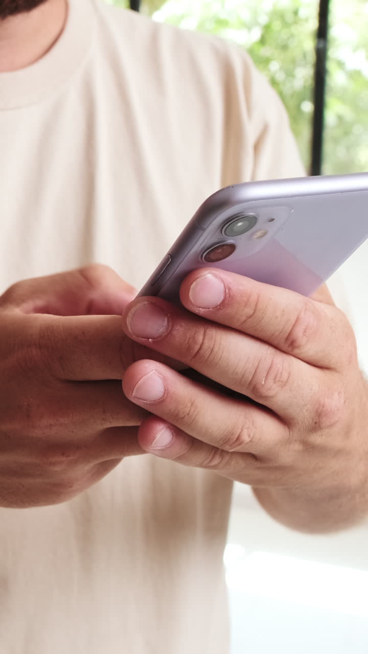 Primo piano delle mani di un uomo che digitano e scorrono sullo smartphone