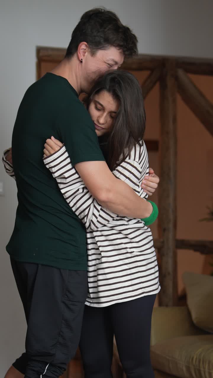 Una pareja abrazándose.