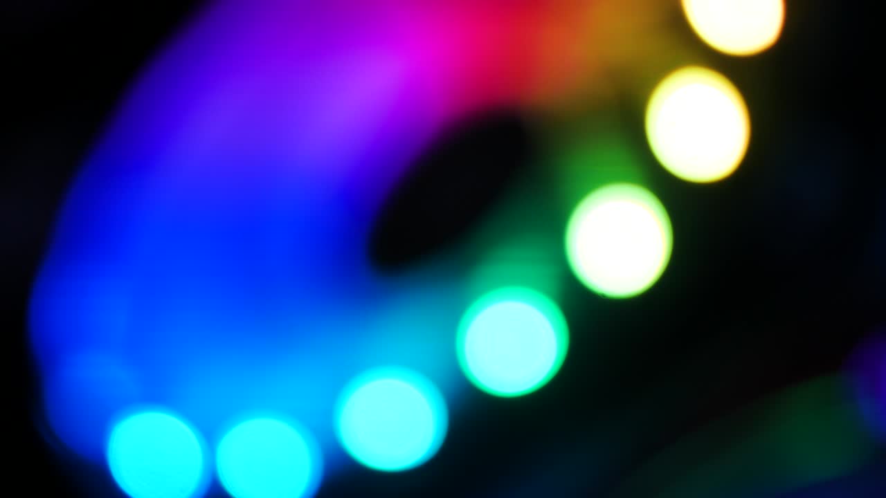 fondo abstracto color rgb girando y girando con oscuro y grano procesado