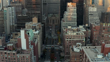 Blick-Aus-Der-Vogelperspektive-Auf-Die-Park-Avenue-Im-Grand-Central.-Autos-Fahren-Auf-Einer-Breiten-Mehrspurigen-Straße-Zwischen-Mehrstöckigen-Gebäuden.-Manhattan,-New-York-City,-Vereinigte-Staaten