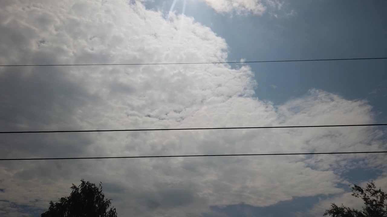 鉄道の線路にかかる電線。