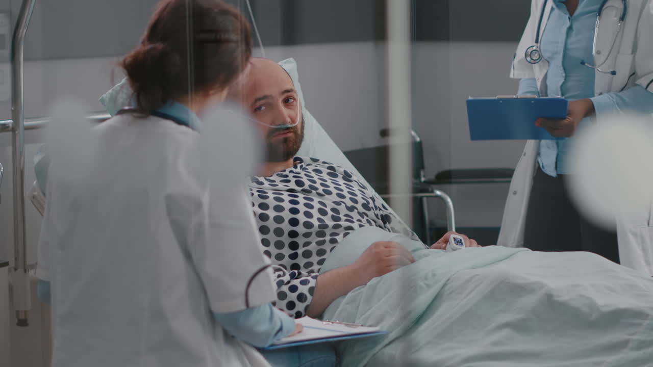 médicos profesionales discutiendo los síntomas de la enfermedad con el enfermo escribiendo un tratamiento médico